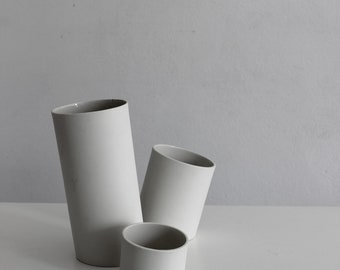 Vaso per fiori dal design contemporaneo in porcellana bianca realizzato a mano in piccola serie in Italia.