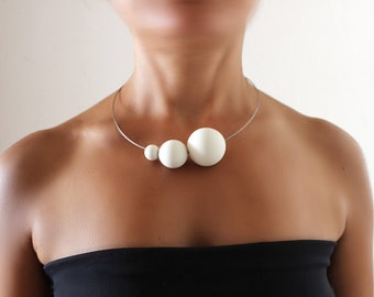 Collana moderna PLUTONE in porcellana bianca, gioielli artigianali, collezione SATELLITE, collana minimal bianca, regalo per lei