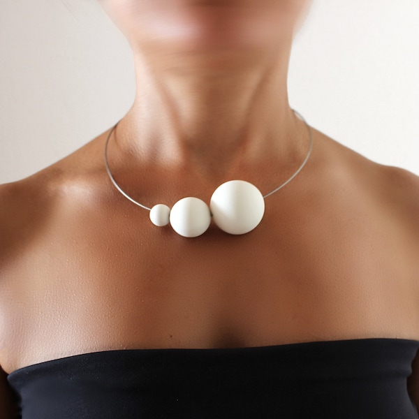 Collier PLUTO moderne en porcelaine blanche, bijoux artisanaux, collection SATELLITE, collier blanc minimal, cadeau pour elle