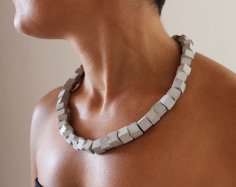 Collier moderno CLCNN dal design brutalista in calcestruzzo alleggerito. Regalo per architetto dalle linee moderne