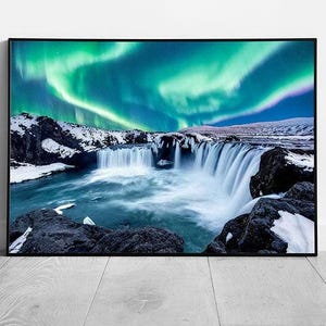 Stampa artistica con cornice raffigurante l'aurora boreale: cascata Godafoss in Islanda - Splendido paesaggio di aurora boreale
