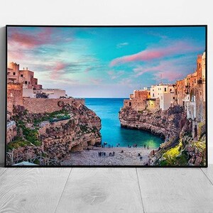 Polignono Mare Frühlingslandschaft: Gerahmter Italienischer Küstenort Wandkunst auf Papier