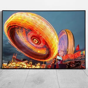 Messeparkplatz Fahrten Wall Art Print - Bright Lights gerahmtes Bild fertig zum Aufhängen