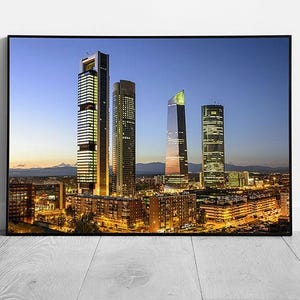 Skyline del distrito financiero de Madrid, España, de noche - Lámina enmarcada - Decoración urbana para el hogar