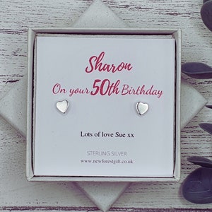 Pendientes de corazón de plata de ley del quincuagésimo cumpleaños ~ Regalo personalizado de recuerdo del 50 cumpleaños