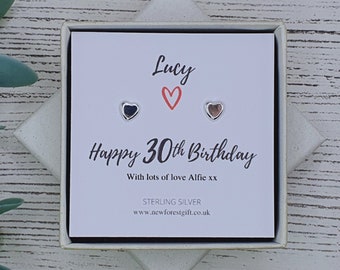 Może przedstawiać: Białe pudełko prezentowe z kartką w środku, na której napisano "Lucy Happy 30th Birthday With lots of love Alfie xx STERLING SILVER www.newforestgift.co.uk" oraz dwa srebrne kolczyki w kształcie serca.