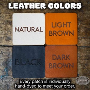 Puede incluir: Cuatro muestras de cuero en diferentes colores: natural, marr&oacute;n claro, marr&oacute;n oscuro y negro. El texto "LEATHER COLORS" est&aacute; en la parte superior de la imagen. El texto "Every patch is individually hand-dyed to meet your order." est&aacute; en la parte inferior de la imagen.