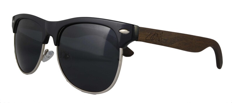 Puede incluir: Gafas de sol negras con montura de madera. La montura est&aacute; grabada con la palabra "ZONI".