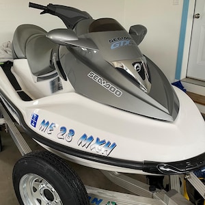 Puede incluir: Un jet ski Sea-Doo blanco y gris con ribetes negros. El jet ski tiene una pegatina que dice "Sea-Doo GTX" y "Sea-Doo". El jet ski tambi&eacute;n tiene una pegatina que dice "ME 23 MXH".