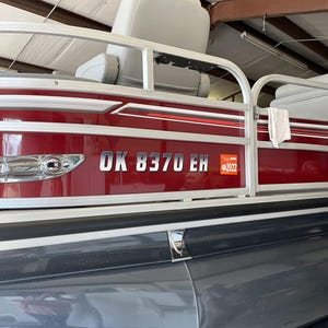 Puede incluir: Un barco pont&oacute;n rojo y gris con un asiento blanco y una pegatina de registro que dice "OK 8370 EH 2022".