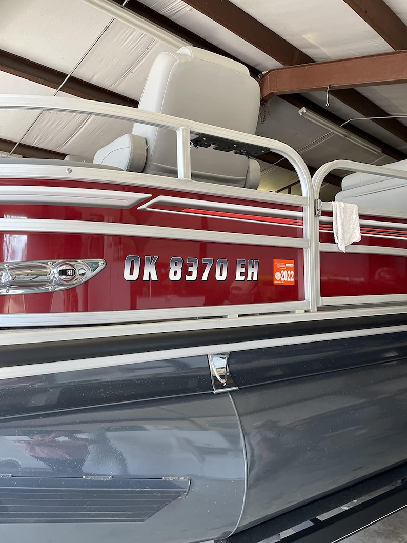 Puede incluir: Un barco pont&oacute;n rojo y gris con un asiento blanco y una pegatina de registro que dice "OK 8370 EH 2022".