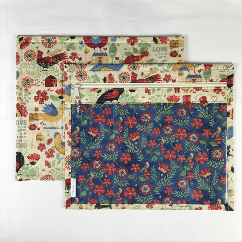 Puede incluir: Dos bolsas de tela con cierres de cremallera. Una bolsa presenta un fondo crema con p&aacute;jaros, flores y casas rojas, azules y amarillas. La otra bolsa tiene un estampado floral azul con flores rojas. El texto "LOVE is the needle that knows how to END" es visible.