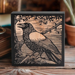 Kraai gegraveerd op berkenhout | Blokdrukstijl bosvogelkunst, dierenillustratie, natuurdecoratie voor boshut, decoratie voor boekenplank