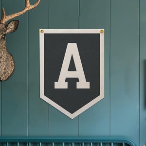 Bandera de fieltro con letras personalizadas, bandera de campamento con iniciales personalizadas, arte de pared para niños y guarderías, regalo de decoración familiar para el hogar.