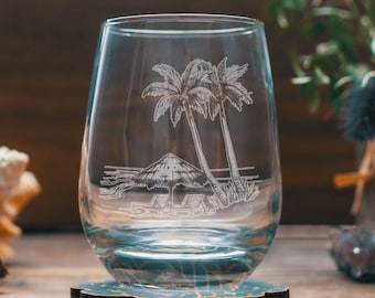 Strandscène bril | Gepersonaliseerd gegraveerd glaswerk voor bier, whisky, wijn en dranken. Palmbomen Oceaan. Kustleven levensstijl decor.