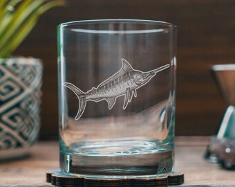 Verres gravés Marlin | Verres personnalisés gravés à l'acide pour la bière, le whisky, le vin et les cocktails. Cadeau de bateau de pêche sportive. Décoration de vie côtière