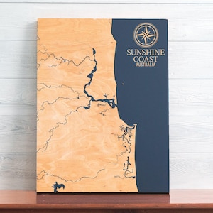 Carte de la Sunshine Coast, Australie | Enseigne d'art mural en bois gravé avec carte côtière, impression nautique de décoration d'intérieur de plage, cadeau de famille personnalisé unique
