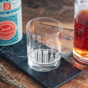 Vasos grabados con el horizonte de la ciudad de Tokio, Japón / Cristalería con orgullo de la ciudad natal, artículos de bar para vino y cerveza Whiskey Rocks, regalo especial para viajes