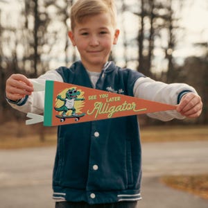 Tot later: Alligatorvilt wimpel | Vintage campingbanner, inspirerend kinderkamerdecor, skateboardkunst aan de muur, leuk huisaccentcadeau.