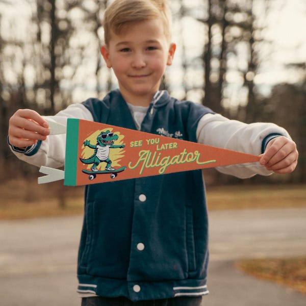 Tot later: Alligatorvilt wimpel | Vintage campingbanner, inspirerend kinderkamerdecor, skateboardkunst aan de muur, leuk huisaccentcadeau.