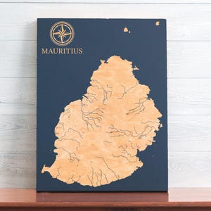 Mauritius Karte | Gravierte hölzerne Küstenkarte Wand-Kunst-Zeichen, Strand-Wohnkultur-Inselleben-Druck, einzigartiges personalisiertes Familiengeschenk