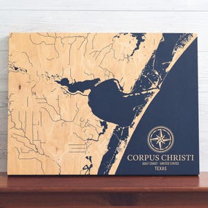 Corpus Christi, Texas : carte | Enseigne d'art mural en bois gravé avec carte côtière, impression nautique de décoration d'intérieur de plage, cadeau de famille personnalisé unique