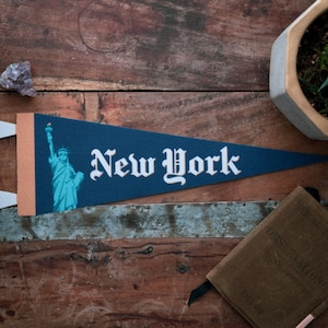 Banderín de fieltro de Nueva York / Póster del Empire State, pancarta deportiva de la Estatua de la Libertad. Bandera tipográfica vintage para decoración del hogar. Hecho a mano en EE. UU.