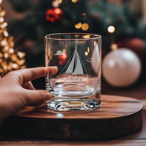 Zeilbootscènebril | Gepersonaliseerde bier-, cocktail-, whisky- en wijnglaswerk. Zeil- en vaarcadeau. Woonaccessoires en woonaccessoires aan de kust