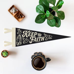Banderín de fieltro "Mantén la fe" / Decoración religiosa de pared, pancarta inspiradora, letrero cristiano hecho a mano, arte para la habitación que inspira esperanza, idea de regalo basada en la fe. imagen 7