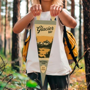 Banderín de fieltro del Parque Nacional Bahía de los Glaciares / Póster estatal. Tipografía vintage con la bandera de Alaska, decoración del oeste para el hogar. Regalo hecho a mano en EE. UU.