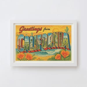 Puede incluir: Postal enmarcada de estilo vintage con el texto "Greetings from California". La postal presenta una colorida ilustración de los lugares emblemáticos de California, incluido el Golden Gate Bridge y una escena de playa con amapolas naranjas.