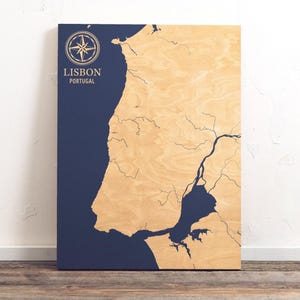 Kaart van Lissabon, Portugal | Gegraveerde houten kustkaart kunst aan de muur, strandhuis woondecoratie nautische print, uniek gepersonaliseerd familiecadeau