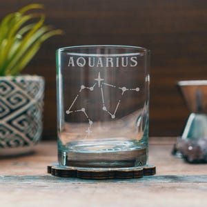 水瓶座の星座が刻まれたグラス | ビール、ウイスキー、ワイン、カクテル、室内装飾、ギフト用のパーソナライズされた占星術の星座グラス。