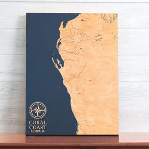 Kaart Coral Coast, Australië | Gegraveerde houten kustkaart kunst aan de muur, decor strandhuisdecoratie nautische print, uniek gepersonaliseerd familiecadeau