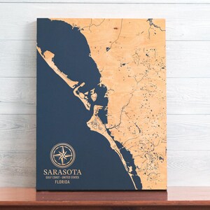 Mapa de Sarasota, Flórida | Placa de arte costeira em madeira gravada, decoração de parede para casa de praia, impressão náutica, presente exclusivo e personalizado para a família