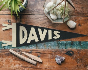 Personalisierte Filz Wimpelkette Namensschild | Personalisierte mutige Vintage-Stil Banner Flagge, Kinderzimmer Dekor, Kinderzimmer Kunst, Familienzimmer Dekor Geschenk.