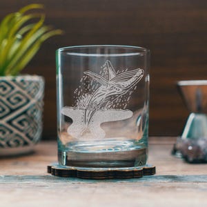 Einbruch Wal Brille | Personalisierte geätzte Glaswaren für Bier, Whisky, Wein und Cocktails. Strand Nautisches Geschenk. Wohn Dekor an der Küste