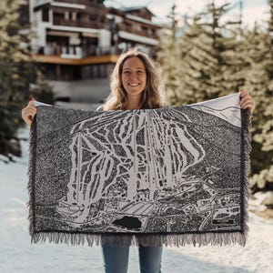 Manta con mapa de pistas de esquí de Mt. Snow Vermont. Esta manta suave y acogedora es un excelente regalo de decoración de cabaña para esquiadores y practicantes de snowboard.