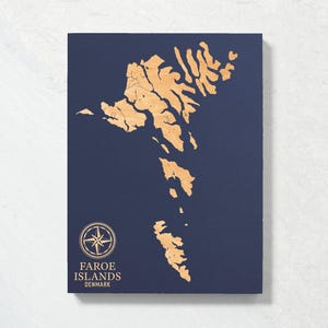 Mapa das Ilhas Faroé, Dinamarca | Placa de parede com mapa costeiro em madeira gravada, decoração de casa de campo, impressão náutica, presente exclusivo e personalizado para a família