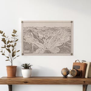 Póster de fieltro con mapa de montaña de Stevens Pass, WA. Arte de pared vintage para esquiar y hacer snowboard. Banderín con bandera para decoración del hogar. Hecho a mano en EE. UU.