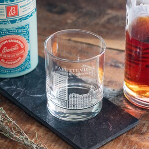 フェイエットビル ノースカロライナ スカイライン エングレービング グラス | 地元の誇りグラスウェア、ウィスキー ロック ワイン & ビール バーウェア、旅行の特別なギフト