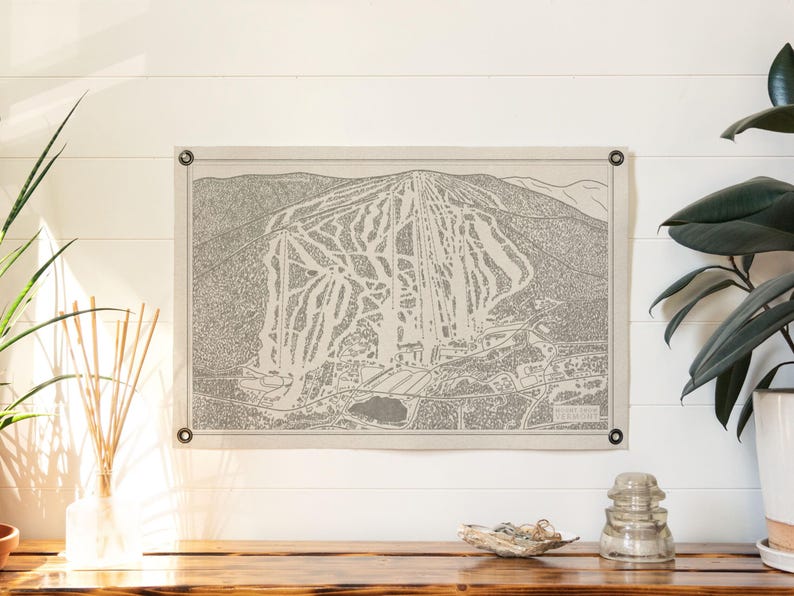Mount Snow Vermont bergkaart vilten posterbanner | Vintage ski snowboard berg kunst aan de muur cadeau. Vlagwimpel als woondecoratie. Handgemaakt in de VS afbeelding 3