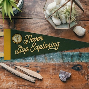 Pennant in feltro "Non smettere mai di esplorare" / striscione motivazionale, decorazione avventurosa, idea regalo unica, arte murale motivazionale, tema "Wanderlust"
