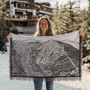 Carte des pistes de ski du mont Sugarloaf Mountain, dans le Maine | Cette couverture douillette et douce est un excellent cadeau de décoration de cabine pour les skieurs et les planchistes