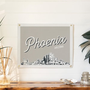 Phoenix, Arizona vilten posterbanner | Muurkunstdrukbord met skyline van de stad. Vintage woondecoratie met stadslijntekening. Handgemaakt cadeau-idee Gray