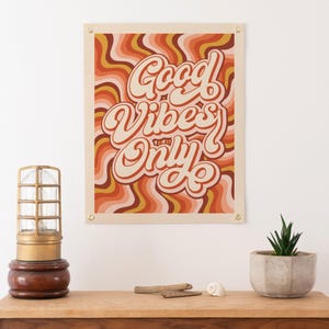 Póster de fieltro "Good Vibes Only" / Bandera inspiradora para decorar la pared. Banderín de campamento con tipografía vintage y estilo moderno para decorar el hogar. Hecho a mano en EE. UU.