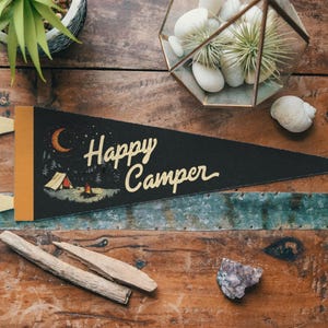 Banderín de fieltro Happy Camper / Banner de camping vintage, decoración inspiradora para habitación infantil, arte de pared para guardería salvaje, regalo de acento para el hogar al aire libre.
