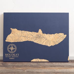 Kaart Moloka'i, Hawaï | Gegraveerd houten kustmuurkunstbord, strandhuis woondecoratie print nautisch leven, uniek gepersonaliseerd familiecadeau