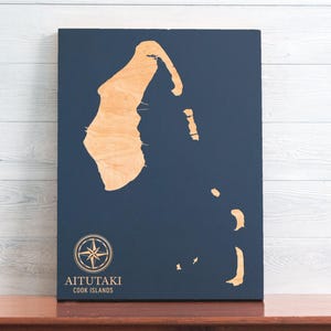 Kaart van Aitutaki, Cookeilanden | Gegraveerd houten bord kustkunst, strandhuisdecor muurhanger, nautische print, uniek gepersonaliseerd familiecadeau