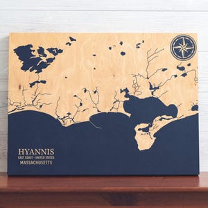 Hyannis, Massachusetts Karte | "Graviertes Holz Küstenkarte Wand Kunst Zeichen, Strandhaus Wohnkultur Wasserdruck, personalisiertes Geschenk für die Familie."